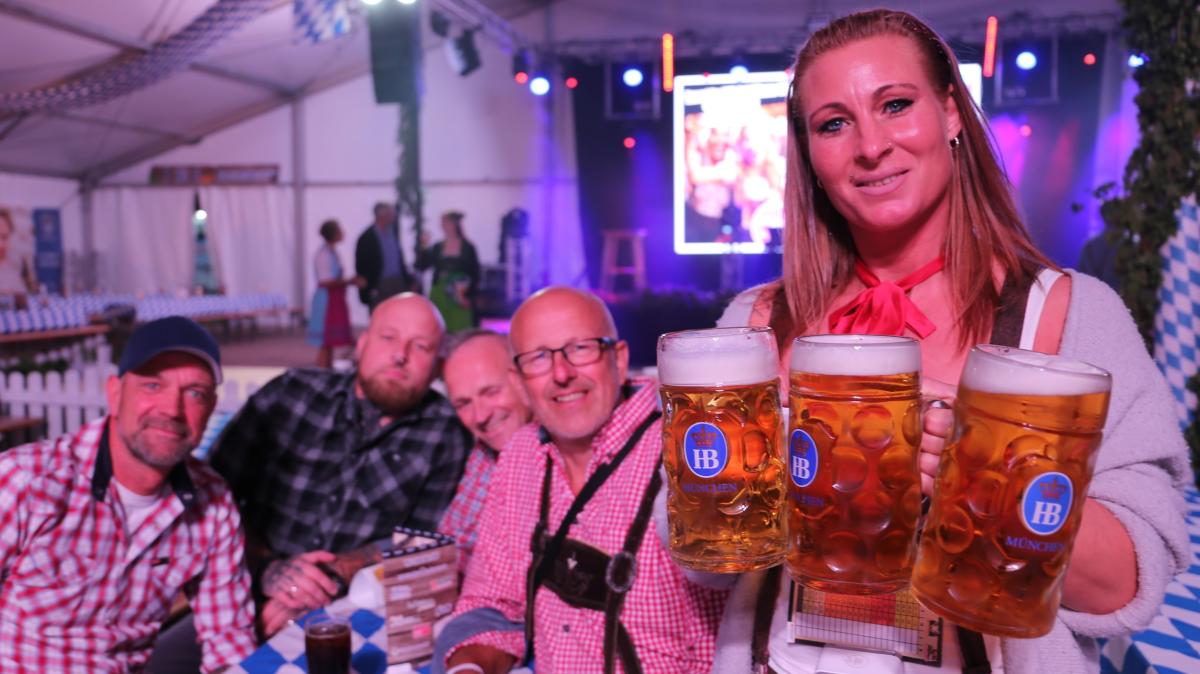 Besucher im Festzelt des Eckernf&ouml;rder Oktoberfests